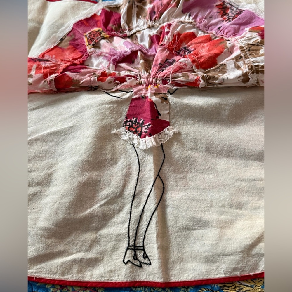 Vintage half apron with embroidered dancing lady 💃🏾 with a patchwork skirt - Picture 11 of 11